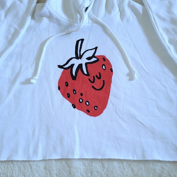 ✨️HP✨️ Levi's Cropped Smiling😊 Strawberry🍓 Hoodie - NWT - Picture 7 of 16